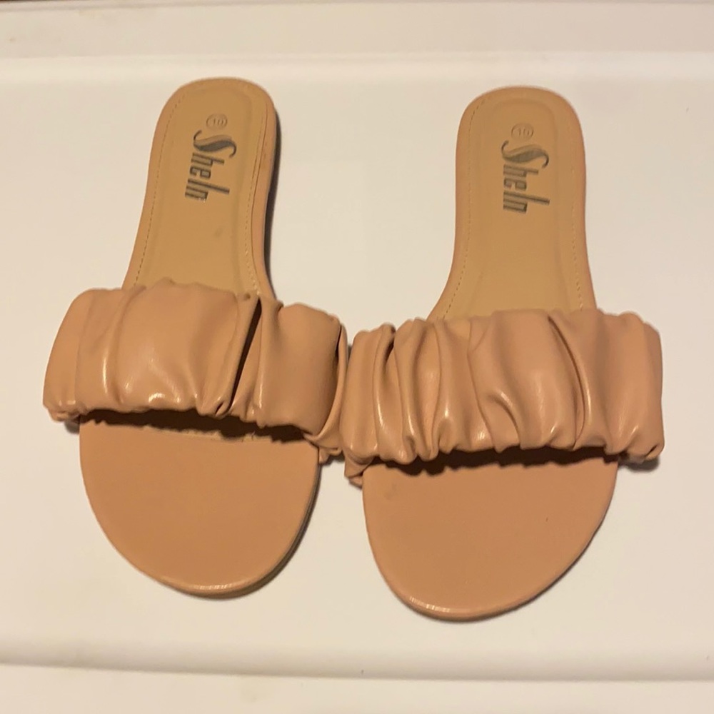 BRAND NEW SHEIN . blush colored sandals 🩴